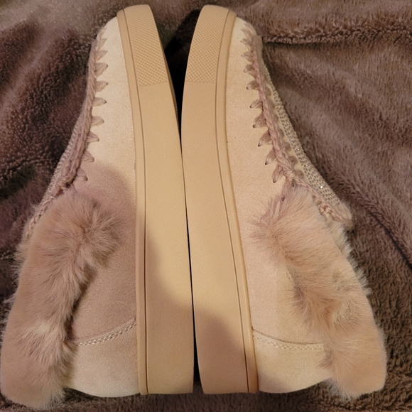 Brand New! Blondo Ava Waterproof Faux-Fur & Suede Mocassin Sneakers - Picture 2 of 5
